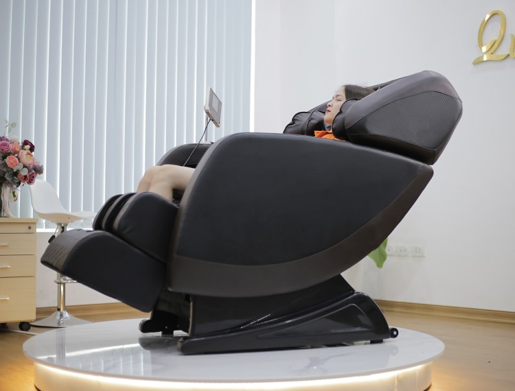 Ghế massage Queen Crown QC SL11 trang bị hệ thống con lăn 4D SL thông minh